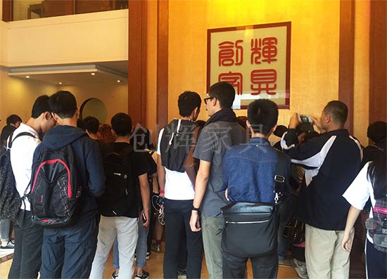 华南农业大学艺术学院师生参观创辉红木展厅 