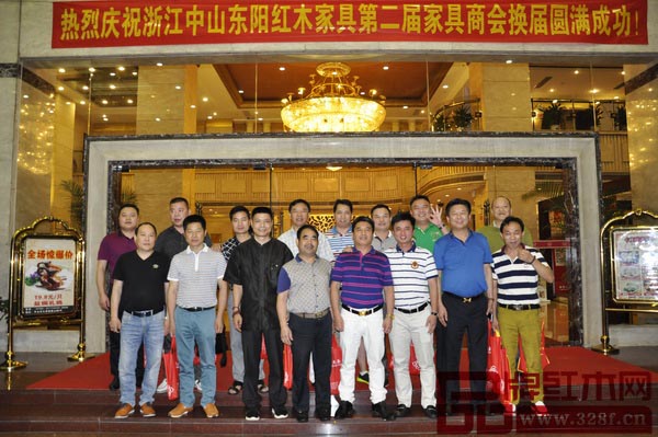 创辉红木总经理陆仁进（前排左一）与中山东阳红木商会部分成员及嘉宾合影 